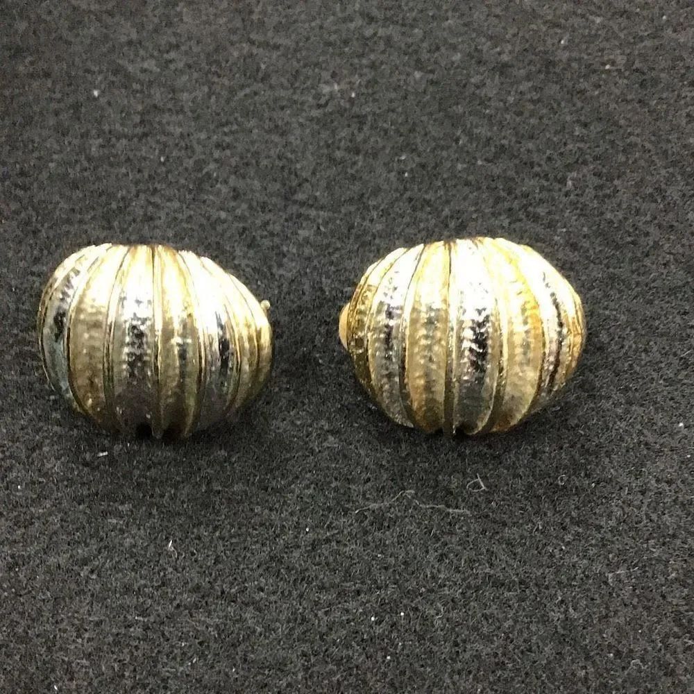 Earrings classic vintage clip on shell design
